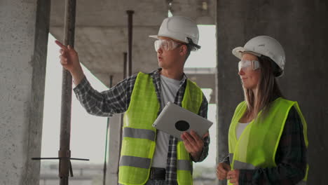 Baustellenteam-Oder-Architekt-Und-Baumeister-Oder-Arbeiter-Mit-Helmen-Besprechen-Einen-Gerüstbauplan-Oder-Eine-Blaupause-Oder-Eine-Checkliste